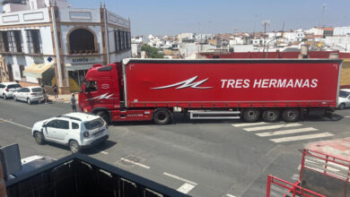 Un camión de gran tonelaje en malasmañanas. De nuevo la mala señalización la “lía” en Alcalá