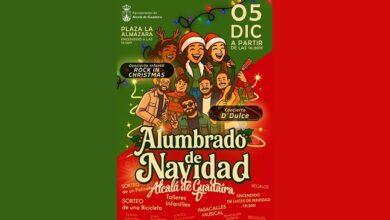 Alcalá da la bienvenida a la Navidad con el encendido del alumbrado y el gran árbol en la Plaza de la Almazara