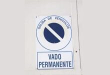 Alcalá Nos Importa solicita al Ayuntamiento la sustitución de las placas municipales de vado permanente debido a su grave deterioro