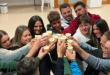 Alcalá de Guadaíra regresa al Falla: La comparsa de “las niñas” presenta “Las Jorobadas”