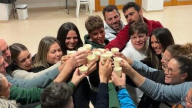 Alcalá de Guadaíra regresa al Falla: La comparsa de “las niñas” presenta “Las Jorobadas”