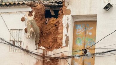 Cae parte de la fachada de una casa en Padre Flores