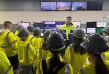 Un centenar de estudiantes del IES Doña Leonor de Guzmán visitan la fábrica de Cementos Portland Valderrivas en Alcalá de Guadaíra