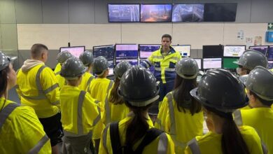 Un centenar de estudiantes del IES Doña Leonor de Guzmán visitan la fábrica de Cementos Portland Valderrivas en Alcalá de Guadaíra