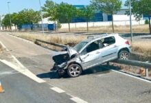 Alerta por un coche accidentado y abandonado que invade un carril de acceso al Parque Empresarial Laguna Larga