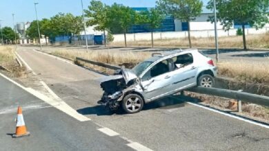 Alerta por un coche accidentado y abandonado que invade un carril de acceso al Parque Empresarial Laguna Larga