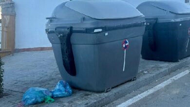 El incivismo de depositar la basura fuera de los contenedores cuesta 250.000 euros anuales a los alcalareños.