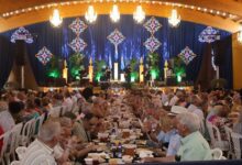 EL AYUNTAMIENTO DE ALCALÁ DE GUADAÍRA RINDE HOMENAJE A SUS MAYORES CON EL TRADICIONAL ALMUERZO DE CONVIVENCIA EN LA FERIA DE ALCALÁ 2026