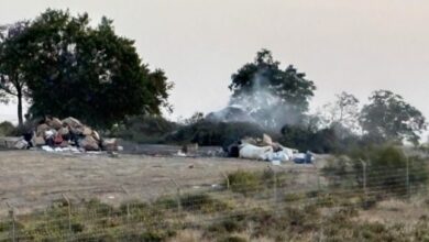 Denuncian la quema de residuos junto al hotel la Boticaria