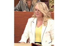 Sandra González toma posesión como diputada en el Parlamento de Andalucía con el compromiso de mantener su «raíz y acento alcalareño»
