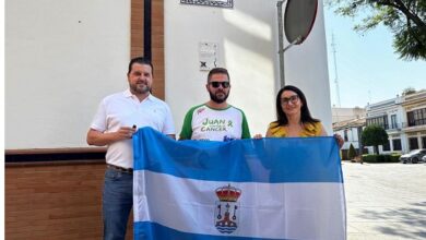 Juan Orozco hace parada en Alcalá de Guadaíra en su reto solidario de Cádiz a Santiago contra el cáncer