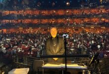 El maestro alcalareño cierra como director musical la monumental gira mundial de «Les Misérables: The Arena Concert Spectacular» tras dos años recorriendo más de 30 países y congregando a más de un millón de espectadores. Un hito histórico que consagra a Casado Trigo en los coliseos más exigentes de Londres y Broadway, demostrando que con rigor, talento y constancia es posible romper todas las barreras en la compleja industria del espectáculo. EL TRIUNFO EN LA CIMA DE LA INDUSTRIA MUNDIAL El panorama del teatro musical internacional ha vuelto a rendirse ante la excelencia del talento alcalareño. Tras 24 meses de intensa gira planetaria, más de 30 ciudades visitadas y superando el hito de un millón de entradas vendidas, la megaproducción «Les Misérables: The Arena Concert Spectacular» —firmada por los legendarios productores Cameron Mackintosh y Nick Grace— ha puesto un broche de oro histórico en el emblemático Radio City Music Hall de Nueva York. Al frente de una majestuosa orquesta de 26 músicos y de un elenco estelar, el director musical y supervisor Alfonso Casado Trigo ha liderado el tramo final neoyorquino de esta gira en concierto a gran escala. Este éxito supone la consolidación de una trayectoria extraordinaria que marca un precedente sin igual: por primera vez en la historia, un maestro nacido y formado en Alcalá de Guadaíra se coloca en la cúspide absoluta de la música escénica, conquistando en la misma gira templos mundiales tan imponentes como el Royal Albert Hall de Londres y el propio Radio City neoyorquino, tras pasar por la Utilita Arena de Birmingham y el 3Arena de Dublín. El valor de llegar a la cumbre en un sector implacable: Triunfar en la dirección musical internacional —especialmente en las mecas del West End londinense y Broadway— exige una disciplina férrea y una capacidad artística fuera de lo común. En una industria infinitamente competitiva donde miles de profesionales de todo el mundo aspiran a un puesto, sostener la responsabilidad musical de títulos icónicos requiere no solo virtuosismo técnico, sino una solvencia impecable bajo una presión extrema. El ascenso de Alfonso Casado desde sus orígenes locales hasta convertirse en mano derecha musical de leyendas como Cameron Mackintosh es el fiel reflejo de un esfuerzo constante y un compromiso inquebrantable con el arte. NOTA DE PRENSA | Alfonso Casado Trigo Página 1 de 3VÍNCULO EMOCIONAL, ÉXITO PROFESIONAL Y ORGULLO DE RAÍZ La vinculación de Casado Trigo con esta obra maestra de Boublil y Schönberg es profunda. Tras supervisar la gestación musical de esta gran versión de arena en 2024 junto a Stephen Brooker y compartir batuta con Brian Eads, culminar la gira como director musical titular en Broadway adquiere una dimensión emocional inolvidable. «Llevo 16 años trabajando de manera muy cercana con Cameron Mackintosh y su equipo en muchas de sus producciones, y en concreto con Les Misérables tengo una relación especial: fue la producción que me llevó al West End y ahora, por segunda vez, a Broadway. Tener la oportunidad de trabajar con los mejores músicos y talentos en el escenario es un privilegio» «Además, esta producción en Radio City ha sido todavía más especial porque he podido compartir el escenario con mi sobrino Mateo Casado Viéitez, que hacía el papel de Gavroche, y también muy especial al tener a mi familia y amigos de toda la vida de Alcalá acompañándome en esta aventura. Me siento muy afortunado». — Alfonso Casado Trigo, Director y Supervisor Musical UNA CARRERA ESTELAR QUE MARCA ÉPOCA Radicado en el Reino Unido desde hace 14 años, Alfonso Casado Trigo ejerce como Supervisor Musical de Cameron Mackintosh. Es el máximo responsable de la calidad sonora de auténticos fenómenos globales como The Phantom of the Opera, Miss Saigon y la propia versión londinense de Les Misérables. Galardonado como Mejor Director Musical del West End por Miss Saigon y Mejor Director Musical de España por Les Misérables, su talento no se limita al foso de los teatros. En 2025 debutó en Broadway dirigiendo Stephen Sondheim's Old Friends, y graba habitualmente bandas sonoras en los legendarios Abbey Road Studios colaborando con compositores oscarizados como Michael Giacchino (The Fantastic Four, Jurassic World: Dominion) o el maestro español Alberto Iglesias. A pesar de su apretada agenda internacional, Casado Trigo mantiene intactos sus compromisos con la música sinfónica y de cámara. Entre sus próximos hito destacan su tradicional concierto de Año Nuevo (31 de diciembre de 2026) con la reputada Royal Liverpool Philharmonic y la magna cita «Lo Mejor de los Musicales» en FIBES junto a la Real Orquesta Sinfónica de Sevilla (ROSS) el 5 de febrero de 2027. Asimismo, impulsa proyectos culturales desde su compañía Yellow Ticket Productions. COMPROMISO SOCIAL INQUEBRANTABLE CON ALCALÁ DE GUADAÍRA: PROYECTO AFAR A pesar de volar alto en las grandes capitales artísticas del planeta, Alfonso Casado jamás ha olvidado de dónde viene. El maestro mantiene un lazo indestructible con Alcalá de Guadaíra, su tierra natal, canalizado especialmente a través de su estrecha colaboración con la Asociación Nacional AFAR, entidad benéfica dedicada a la inclusión social y al apoyo de personas en situación de vulnerabilidad. Como muestra de este compromiso con su comunidad, Casado Trigo y la dirección de AFAR trabajan conjuntamente en la preparación de un gran concierto benéfico con motivo del 40º aniversario de la NOTA DE PRENSA | Alfonso Casado Trigo Página 2 de 3entidad, programado para el año 2027, que promete ser una cita histórica donde la excelencia musical y la solidaridad volverán a darse la mano en su ciudad. LA CRÍTICA INTERNACIONAL SE RINDE ANTE SU BATUTA La acogida de la prensa especializada neoyorquina ante la dirección musical y el sonido del espectáculo en Radio City Music Hall ha sido unánimemente entusiasta: NEW YORK POST (9/10) «Sí, esto es un gran concierto, no una producción completa. Aun así, logra ser tan electrizante como siempre». NEW YORK THEATRE GUIDE «Una noche de música electrizante y deslumbrante... Son todos éxitos, ningún relleno, con cinco ovaciones de pie a mitad del espectáculo». NEW YORK STAGE REVIEW (9/10) «Acústicamente, no se puede pedir mejor forma de escuchar esta partitura gloriosa. El sonido es, como dice la producción, Espectacular». 1 MINUTE CRITIC (4 estrellas) «El reparto canta hasta desmochar el Radio City Music Hall y el diseño de sonido convierte el recinto en una catedral». INFORMACIÓN DE CONTACTO Y RECURSOS DE PRE