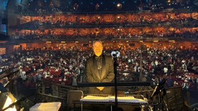 El maestro alcalareño cierra como director musical la monumental gira mundial de «Les Misérables: The Arena Concert Spectacular» tras dos años recorriendo más de 30 países y congregando a más de un millón de espectadores. Un hito histórico que consagra a Casado Trigo en los coliseos más exigentes de Londres y Broadway, demostrando que con rigor, talento y constancia es posible romper todas las barreras en la compleja industria del espectáculo. EL TRIUNFO EN LA CIMA DE LA INDUSTRIA MUNDIAL El panorama del teatro musical internacional ha vuelto a rendirse ante la excelencia del talento alcalareño. Tras 24 meses de intensa gira planetaria, más de 30 ciudades visitadas y superando el hito de un millón de entradas vendidas, la megaproducción «Les Misérables: The Arena Concert Spectacular» —firmada por los legendarios productores Cameron Mackintosh y Nick Grace— ha puesto un broche de oro histórico en el emblemático Radio City Music Hall de Nueva York. Al frente de una majestuosa orquesta de 26 músicos y de un elenco estelar, el director musical y supervisor Alfonso Casado Trigo ha liderado el tramo final neoyorquino de esta gira en concierto a gran escala. Este éxito supone la consolidación de una trayectoria extraordinaria que marca un precedente sin igual: por primera vez en la historia, un maestro nacido y formado en Alcalá de Guadaíra se coloca en la cúspide absoluta de la música escénica, conquistando en la misma gira templos mundiales tan imponentes como el Royal Albert Hall de Londres y el propio Radio City neoyorquino, tras pasar por la Utilita Arena de Birmingham y el 3Arena de Dublín. El valor de llegar a la cumbre en un sector implacable: Triunfar en la dirección musical internacional —especialmente en las mecas del West End londinense y Broadway— exige una disciplina férrea y una capacidad artística fuera de lo común. En una industria infinitamente competitiva donde miles de profesionales de todo el mundo aspiran a un puesto, sostener la responsabilidad musical de títulos icónicos requiere no solo virtuosismo técnico, sino una solvencia impecable bajo una presión extrema. El ascenso de Alfonso Casado desde sus orígenes locales hasta convertirse en mano derecha musical de leyendas como Cameron Mackintosh es el fiel reflejo de un esfuerzo constante y un compromiso inquebrantable con el arte. NOTA DE PRENSA | Alfonso Casado Trigo Página 1 de 3VÍNCULO EMOCIONAL, ÉXITO PROFESIONAL Y ORGULLO DE RAÍZ La vinculación de Casado Trigo con esta obra maestra de Boublil y Schönberg es profunda. Tras supervisar la gestación musical de esta gran versión de arena en 2024 junto a Stephen Brooker y compartir batuta con Brian Eads, culminar la gira como director musical titular en Broadway adquiere una dimensión emocional inolvidable. «Llevo 16 años trabajando de manera muy cercana con Cameron Mackintosh y su equipo en muchas de sus producciones, y en concreto con Les Misérables tengo una relación especial: fue la producción que me llevó al West End y ahora, por segunda vez, a Broadway. Tener la oportunidad de trabajar con los mejores músicos y talentos en el escenario es un privilegio» «Además, esta producción en Radio City ha sido todavía más especial porque he podido compartir el escenario con mi sobrino Mateo Casado Viéitez, que hacía el papel de Gavroche, y también muy especial al tener a mi familia y amigos de toda la vida de Alcalá acompañándome en esta aventura. Me siento muy afortunado». — Alfonso Casado Trigo, Director y Supervisor Musical UNA CARRERA ESTELAR QUE MARCA ÉPOCA Radicado en el Reino Unido desde hace 14 años, Alfonso Casado Trigo ejerce como Supervisor Musical de Cameron Mackintosh. Es el máximo responsable de la calidad sonora de auténticos fenómenos globales como The Phantom of the Opera, Miss Saigon y la propia versión londinense de Les Misérables. Galardonado como Mejor Director Musical del West End por Miss Saigon y Mejor Director Musical de España por Les Misérables, su talento no se limita al foso de los teatros. En 2025 debutó en Broadway dirigiendo Stephen Sondheim's Old Friends, y graba habitualmente bandas sonoras en los legendarios Abbey Road Studios colaborando con compositores oscarizados como Michael Giacchino (The Fantastic Four, Jurassic World: Dominion) o el maestro español Alberto Iglesias. A pesar de su apretada agenda internacional, Casado Trigo mantiene intactos sus compromisos con la música sinfónica y de cámara. Entre sus próximos hito destacan su tradicional concierto de Año Nuevo (31 de diciembre de 2026) con la reputada Royal Liverpool Philharmonic y la magna cita «Lo Mejor de los Musicales» en FIBES junto a la Real Orquesta Sinfónica de Sevilla (ROSS) el 5 de febrero de 2027. Asimismo, impulsa proyectos culturales desde su compañía Yellow Ticket Productions. COMPROMISO SOCIAL INQUEBRANTABLE CON ALCALÁ DE GUADAÍRA: PROYECTO AFAR A pesar de volar alto en las grandes capitales artísticas del planeta, Alfonso Casado jamás ha olvidado de dónde viene. El maestro mantiene un lazo indestructible con Alcalá de Guadaíra, su tierra natal, canalizado especialmente a través de su estrecha colaboración con la Asociación Nacional AFAR, entidad benéfica dedicada a la inclusión social y al apoyo de personas en situación de vulnerabilidad. Como muestra de este compromiso con su comunidad, Casado Trigo y la dirección de AFAR trabajan conjuntamente en la preparación de un gran concierto benéfico con motivo del 40º aniversario de la NOTA DE PRENSA | Alfonso Casado Trigo Página 2 de 3entidad, programado para el año 2027, que promete ser una cita histórica donde la excelencia musical y la solidaridad volverán a darse la mano en su ciudad. LA CRÍTICA INTERNACIONAL SE RINDE ANTE SU BATUTA La acogida de la prensa especializada neoyorquina ante la dirección musical y el sonido del espectáculo en Radio City Music Hall ha sido unánimemente entusiasta: NEW YORK POST (9/10) «Sí, esto es un gran concierto, no una producción completa. Aun así, logra ser tan electrizante como siempre». NEW YORK THEATRE GUIDE «Una noche de música electrizante y deslumbrante... Son todos éxitos, ningún relleno, con cinco ovaciones de pie a mitad del espectáculo». NEW YORK STAGE REVIEW (9/10) «Acústicamente, no se puede pedir mejor forma de escuchar esta partitura gloriosa. El sonido es, como dice la producción, Espectacular». 1 MINUTE CRITIC (4 estrellas) «El reparto canta hasta desmochar el Radio City Music Hall y el diseño de sonido convierte el recinto en una catedral». INFORMACIÓN DE CONTACTO Y RECURSOS DE PRE