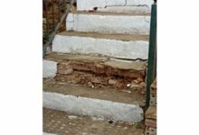 Los vecinos de la Avenida de Utrera denuncian el peligro de una escalera