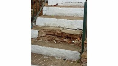 Los vecinos de la Avenida de Utrera denuncian el peligro de una escalera