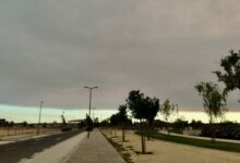 EL HUMO DEL INCENDIO DE HUELVA ALCANZA EL CIELO DE ALCALÁ DE GUADAÍRA