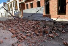 Desprendimiento de materiales de obra en la calle Juan Abad en el centro de Alcalá.