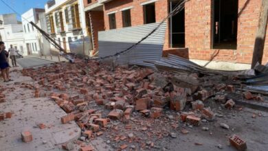 Desprendimiento de materiales de obra en la calle Juan Abad en el centro de Alcalá.