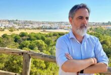 El engaño del equipo de gobierno: “Celebran una sentencia que en realidad permite masificar con macroplantas el 52% de nuestro suelo rústico”.