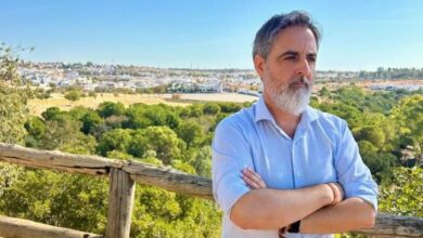 El engaño del equipo de gobierno: “Celebran una sentencia que en realidad permite masificar con macroplantas el 52% de nuestro suelo rústico”.