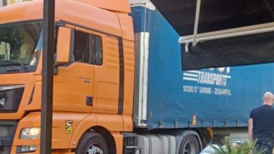 Un camión de gran tonelaje se queda atrapado en pleno centro