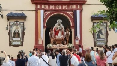 La imagen de Nuestra Señora del Rosario ha recorrido en procesión de gloria las calles de la feligresía de la Parroquia de Santiago el Mayor 
