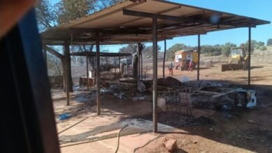 Un incendio en la urbanización Santa Genoveva moviliza durante tres horas a efectivos de emergencias y retenes externos
