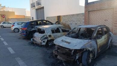Un nuevo incendio de varios vehículos ahora en la calle Burgos, reaviva la preocupación por la seguridad en Alcalá de Guadaíra