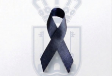 El Ayuntamiento de Alcalá de Guadaíra ha emitido un comunicado oficial para informar a la ciudadanía de la suspensión total de todos los actos, celebraciones y actividades públicas organizadas por la corporación municipal. Esta medida se adopta en señal de respeto y condolencia por las víctimas del trágico accidente ferroviario ocurrido en Urda (Toledo). La suspensión institucional se aplicará de forma estricta durante los tres días de luto oficial decretados por el Gobierno de España. El periodo de luto dará comienzo a las 00:00 horas de este jueves, 29 de octubre, y se prolongará hasta las 24:00 horas del próximo sábado, 31 de octubre. Durante estas tres jornadas, las banderas de todos los edificios municipales ondearán a media asta y lucirán crespones negros. El Consistorio aclara que esta declaración tiene un carácter exclusivamente simbólico e institucional, por lo que no alterará el normal desarrollo de la actividad laboral ni comercial en la localidad. Los servicios esenciales, la jornada de trabajo de las empresas privadas y los horarios habituales de los empleados locales no se verán afectados por el decreto. Desde el Gobierno local se traslada un mensaje de solidaridad a los familiares de los fallecidos y afectados en el siniestro, sumándose así al dolor del resto del país. Para cualquier actualización o consulta sobre agendas reprogramadas, el Ayuntamiento remite a los ciudadanos a sus canales de información habituales.