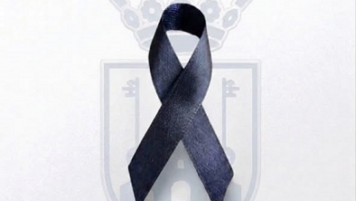 El Ayuntamiento de Alcalá de Guadaíra ha emitido un comunicado oficial para informar a la ciudadanía de la suspensión total de todos los actos, celebraciones y actividades públicas organizadas por la corporación municipal. Esta medida se adopta en señal de respeto y condolencia por las víctimas del trágico accidente ferroviario ocurrido en Urda (Toledo). La suspensión institucional se aplicará de forma estricta durante los tres días de luto oficial decretados por el Gobierno de España. El periodo de luto dará comienzo a las 00:00 horas de este jueves, 29 de octubre, y se prolongará hasta las 24:00 horas del próximo sábado, 31 de octubre. Durante estas tres jornadas, las banderas de todos los edificios municipales ondearán a media asta y lucirán crespones negros. El Consistorio aclara que esta declaración tiene un carácter exclusivamente simbólico e institucional, por lo que no alterará el normal desarrollo de la actividad laboral ni comercial en la localidad. Los servicios esenciales, la jornada de trabajo de las empresas privadas y los horarios habituales de los empleados locales no se verán afectados por el decreto. Desde el Gobierno local se traslada un mensaje de solidaridad a los familiares de los fallecidos y afectados en el siniestro, sumándose así al dolor del resto del país. Para cualquier actualización o consulta sobre agendas reprogramadas, el Ayuntamiento remite a los ciudadanos a sus canales de información habituales.